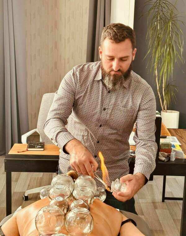 Michael Cardot pratiquant une séance de cupping à Saint Jean de Sauves