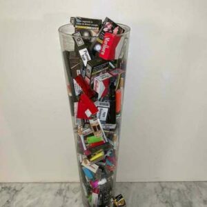 Cigarettes jetées à la poubelle après un arrêt du tabac
