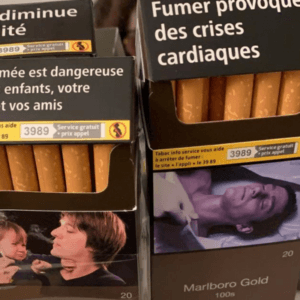 Paquets de cigarettes illustrant la dépendance au tabac