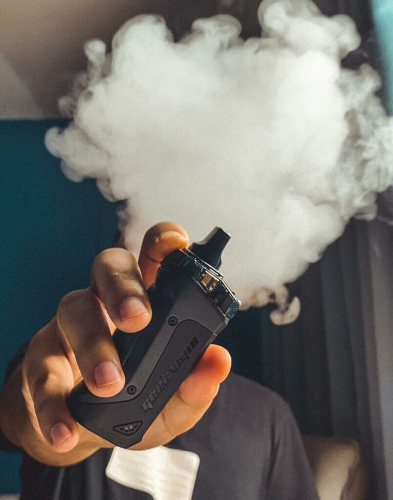 Personne dépendante à la cigarette électronique avant une séance de laser MFC