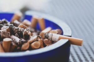 Cendrier rempli de mégots symbolisant la dépendance au tabac